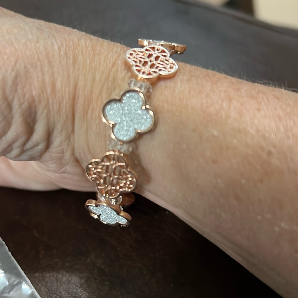 3/$15 NWOT White and Gold Stretch Bracelet - Lot 413